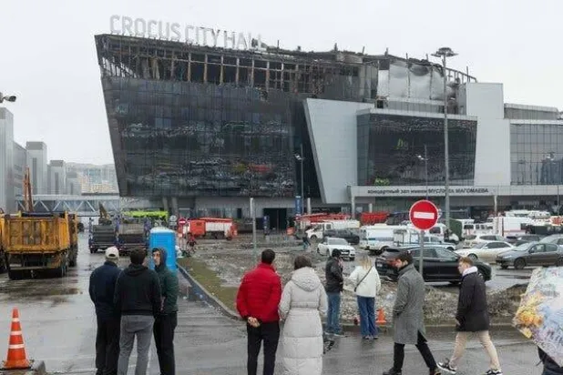 قاعة الحفلات الموسيقية المتضررة في موسكو (روسيا) يوم الأحد. بعد أن قال قائد القيادة المركزية للجيش الأمريكي الأسبوع الماضي إن تنظيم «داعش خراسان» يحتفظ بالقدرة والإرادة لمهاجمة المصالح الأمريكية والغربية في الخارج في أقل من 6 أشهر دون سابق إنذار (نيويورك تايمز)