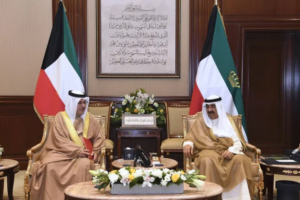 أمير الكويت الشيخ مشعل الأحمد خلال استقباله اليوم بقصر بيان السفير البحريني لدى الكويت صلاح المالكي حيث سلّمه دعوة ملك البحرين حمد بن عيسى آل خليفة للمشاركة في القمة العربية الـ33 التي ستعقد في المنامة مايو المقبل (كونا)