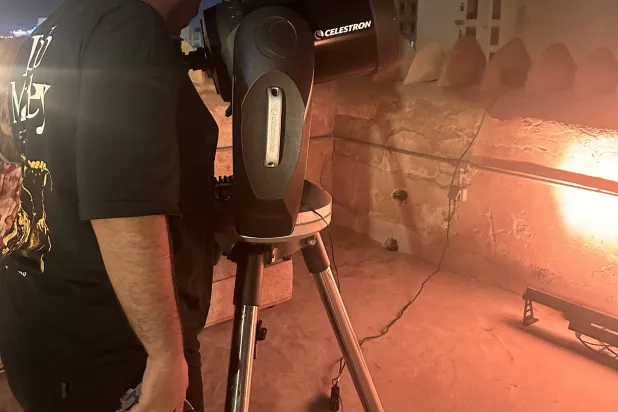 أحد زوار جدة التاريخية يجرب رؤية القمر من خلال تلسكوب المرقب (الشرق الأوسط)