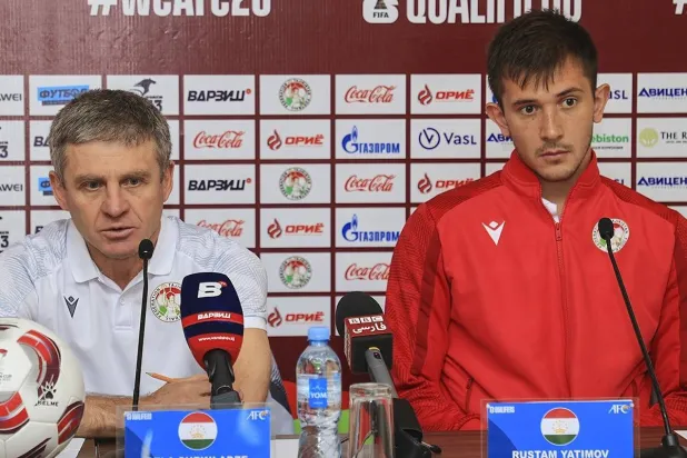 مدرب منتخب طاجيكستان وإلى جواره الحارس رستم ياتيموف ( الاتحاد الطاجيكي)