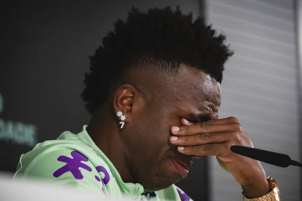 فينيسيوس جونيور باكياً في المؤتمر الصحافي (غيتي)