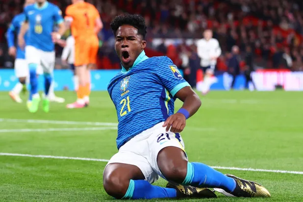 إندريك خلال احتفاله بهدفه الأول مع منتخب البرازيل في مرمى إنجلترا ودياً (رويترز)