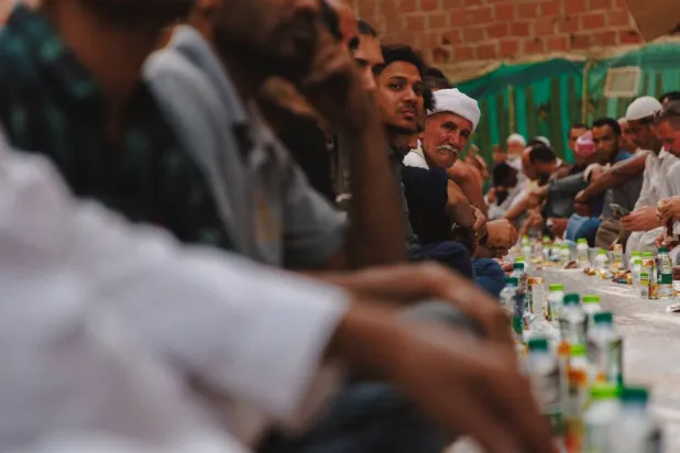 A poignant depiction of solidarity and compassion in Makkah’s community during the blessed nights of Ramadan (Photo Credit: Ammar Al-Amir)