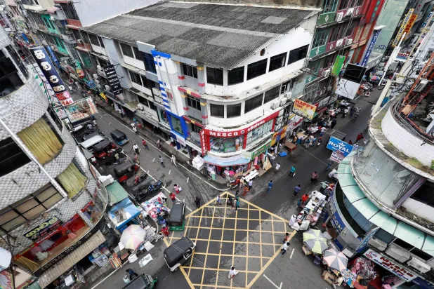 مجلس الوزراء وافق على تعديل الحد الأدنى للأجور من 12500 روبية (42 دولارا) إلى 17500 روبية (58 دولارا) (رويترز)