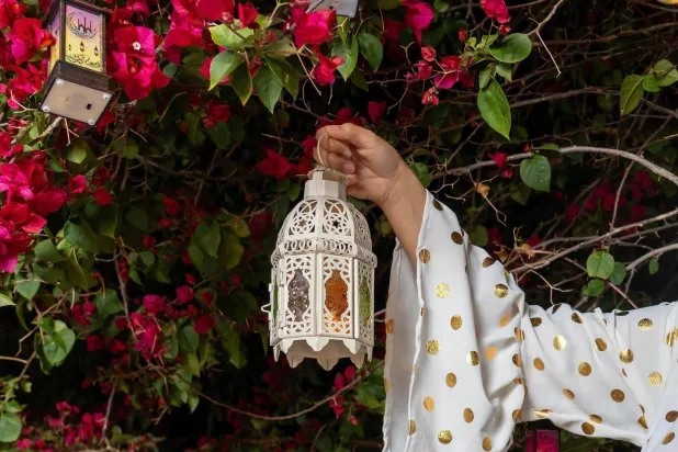 تتزين البيوت لاستقبال رمضان والحفاوة بضيوفها في كل غبقة (واس)