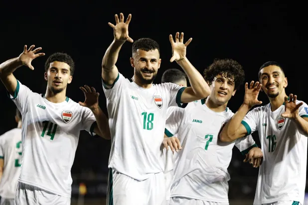 لاعبو العراق يحتفلون بخماسيتهم في شباك الفلبين (إ.ب.أ)