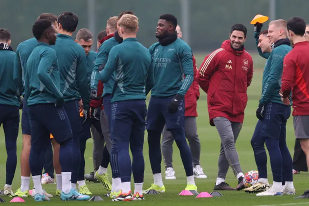 أرتيتا مدرب أرسنال يراقب لاعبيه خلال الأعداد للمواجهة الحاسمة ضد سيتي (غيتي)