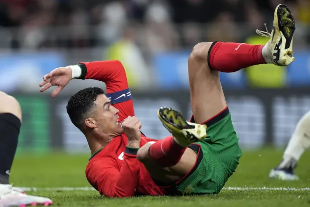 رونالدو يتعثر خلال إحدى الهجمات البرتغاليه (أ.ب)