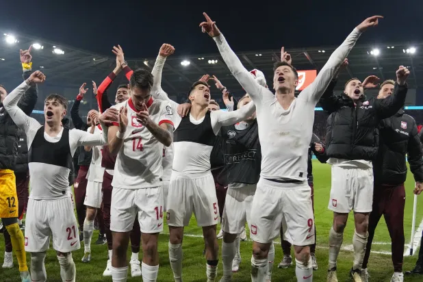 ليفاندوفيسكي يقود احتفالات بولندا بالتأهل إلى يورو 2024 (أ.ب)