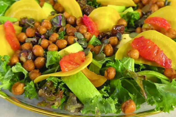 سلطة حبات الحمص مع خس «الكايل» (إنستغرام)