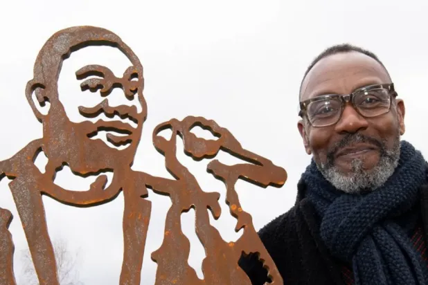 تمثال فولاذيّ يصوّر الممثل الكوميدي سير ليني هنري