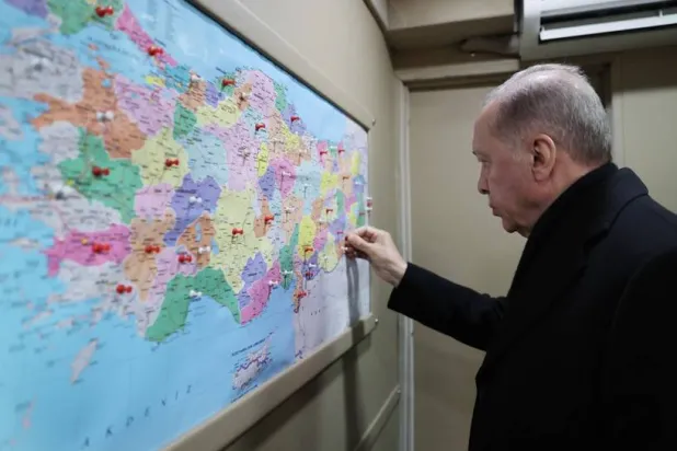 إردوغان أمام خريطة لحملته في الولايات التركية قبل الانتخابات المحلية (الرئاسة التركية)