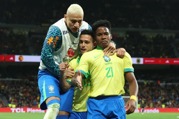 ريتشارليسون يحتفل مع إندريك بعد تسجيله هدفاً في شباك إسبانيا خلال الودية الأخيرة (أ.ف.ب)