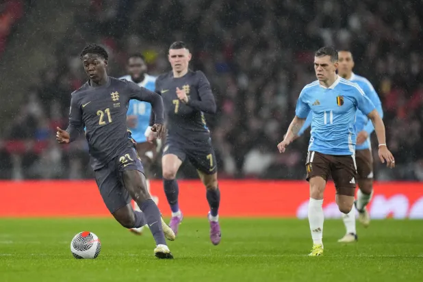 كوبي ماينو ينطلق بالكرة بكل ثقة ليقود هجمة لمنتخب إنجلترا في مواجهة بلجيكا (اب)