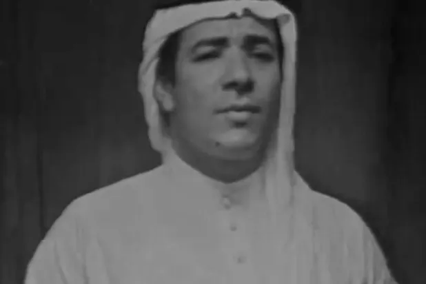 الفنان خالد مدني خلال أداء «تحية رمضان» بمنتصف السبعينات (الشرق الأوسط)
