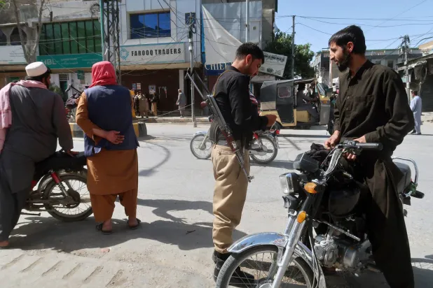 مسؤول أمني باكستاني يفتش المركبات والأشخاص عند نقطة تفتيش بعد تشديد الإجراءات الأمنية في كويتا عاصمة مقاطعة بلوشستان باكستان 12 أبريل 2023 حيث قُتل 4 أشخاص على الأقل وأصيب 15 آخرون في تفجير استهدف سيارة للشرطة في 10 أبريل في كوتشلاك بلوشستان (أ.ف.ب)