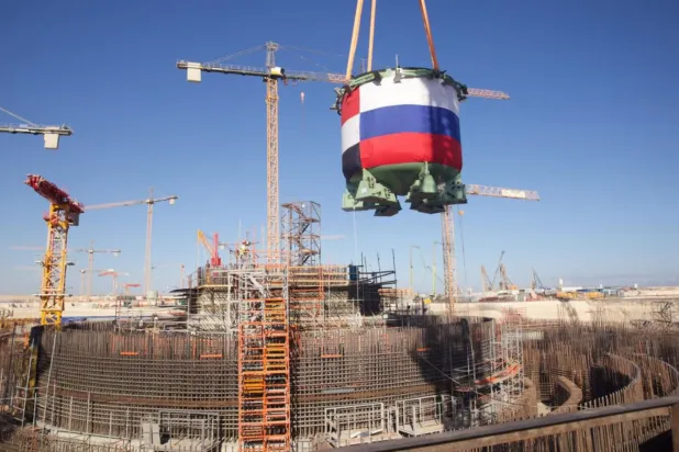 تركيب مصيدة قلب المفاعل في نوفمبر الماضي (هيئة المحطات النووية لتوليد الكهرباء في مصر)