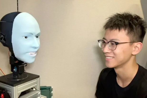 يوهانغ هو أحد أعضاء فريق تطوير الروبوت «إيمو» (مختبر الآلات الإبداعية - هندسة كولومبيا)