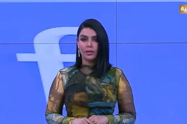 المذيعة العراقية آن صلاح خلال تقديمها برنامج على شاشة قناة «العراقية» (موقع القناة)