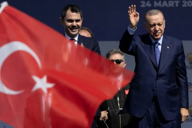 إردوغان مع مرشحه مراد كوروم خلال مهرجان انتخابي في إسطنبول يوم 24 مارس (رويترز)