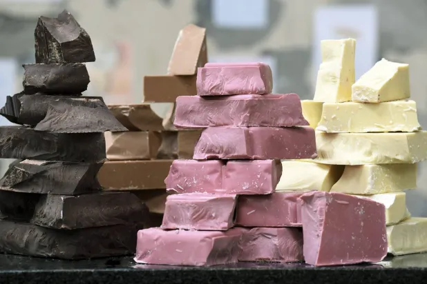 للشوكولاته ثلاثة ألوان معروفة أضيف إليها رابع ولد في فرنسا عام 2012 (شركة «باري كالبو»)