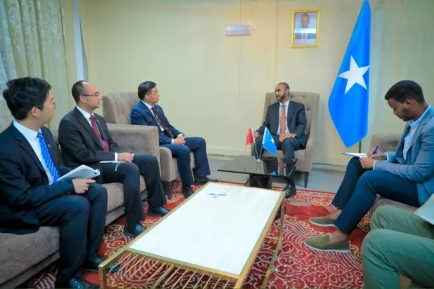 Somali Savunma Bakanı Hasan Hüseyin Haci, Çin'in Mogadişu Büyükelçisi ile yaptığı görüşmede. (SONNA)