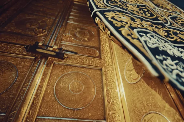 يكشف الفيلم تفاصيل دقيقة للكعبة لا تُرى بالعين المجرّدة ولم يسبق تصويرها (هيئة العناية بالحرمين)