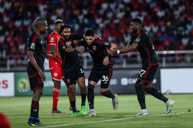 كوكا محتفلاً بهدفه في مرمى سيمبا التنزاني (النادي الأهلي المصري)