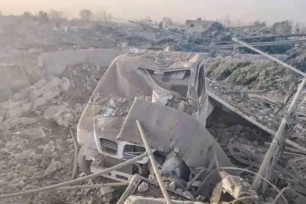 Dün (cuma) şafak vakti Halep'e düzenlenen hava saldırılarının yol açtığı yıkım (Aleppo Now internet sitesi)