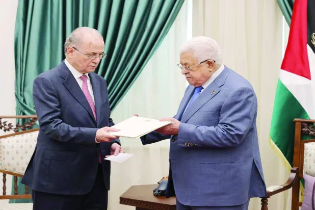 رئيس الوزراء الفلسطيني المكلف محمد مصطفى قدّم برنامج عمل الحكومة وتشكيلتها للرئيس محمود عباس  (وفا)