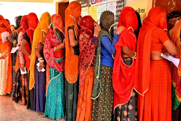 ناخبات أمام أحد مراكز الاقتراع في ولاية تيلانغانا بجنوب الهند ... خارج المعاقل المضمونة لبهاراتيا جاناتا (رويترز)