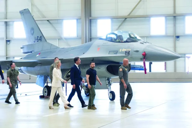 الرئيس الأوكراني فولوديمير زيلينسكي رفقة رئيس الوزراء الهولندي مارك روته في زيارة لقاعدة جوية تحوي طائرات «إف - 16» (أ.ب)