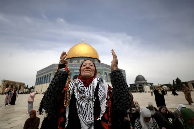 سيدة فلسطينية خلال صلاة الجمعة في باحة المسجد الأقصى أمس (إ.ب.أ)