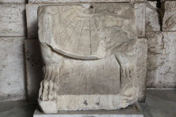 خطوط الساعة الشمسية الرومانية القديمة تختلف في الطول باختلاف الفصول (بي بي سي)