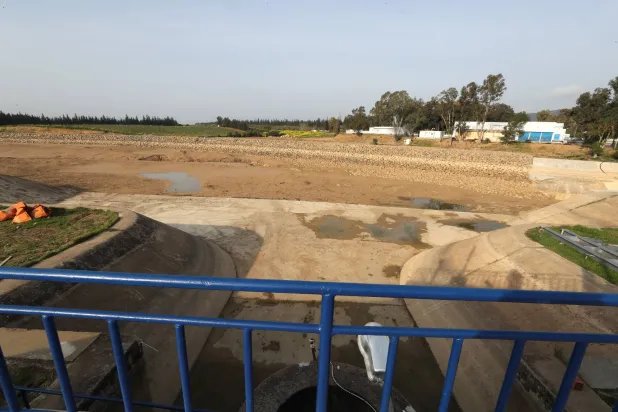 جفاف نتيجة ارتفاع درجات الحرارة وانعدام هطول الأمطار في سد العروسية بولاية منوبة التونسية في 21 مارس الجاري (إ.ب.أ)