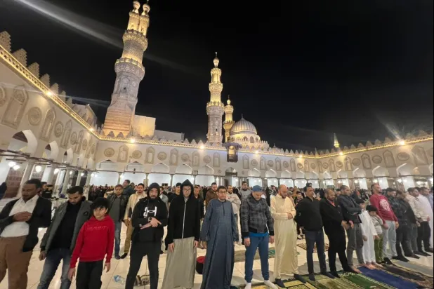 صلاة التراويح في الجامع الأزهر بمصر (المركز الإعلامي للأزهر)