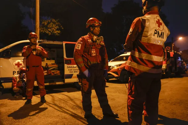 عمال إنقاذ يتجهزون لمكافحة حريق نتج عن انفجار مخزن ذخيرة في إندونيسيا (إ.ب.أ)