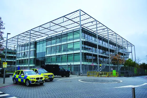 مقر «إيران إنترناشيونال» السابق بحراسة شرطة مكافحة الإرهاب (أرشيفية - لندن نيوز)