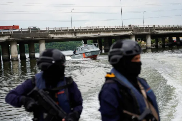 جنود إكوادوريون يقومون بدورية نهرية بينما تكافح البلاد للسيطرة على العنف المتصاعد (رويترز)