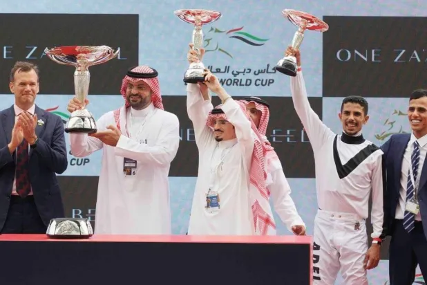 الأمير فهد بن خالد بن سلطان لدى تتويج تلال الخالدية بلقب شوط دبي كحيلة كلاسيك (واس)