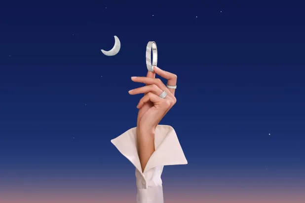 طرحت الدار بمناسبة الشهر الفضيل ثلاث أساور بكل درجات الذهب (فان كليف أند آربلز)