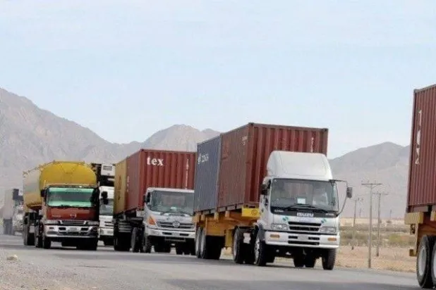 شاحنات أفغانية تحمل بضائع تجارية في طريقها إلى ميناء كراتشي (الإعلام الباكستاني)