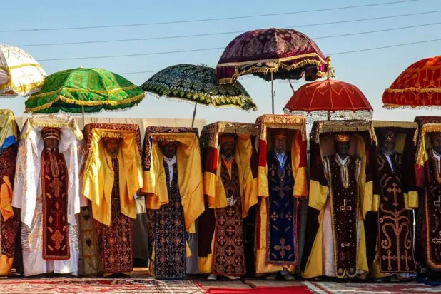 كهنة في أثيوبيا يحملون فوق رؤوسهم نسخاً طبق الأصل من ألواح الشريعة المقدسة (شاترستوك)