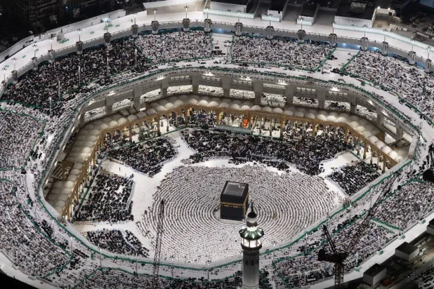 أروقة المسجد الحرام امتلأت ‎بجموع المصلين في أول ليالي العشر الأواخر من رمضان (الهيئة العامة لشؤون الحرمين)