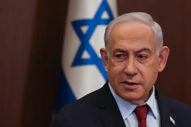 İsrail Başbakanı Binyamin Netanyahu, siyasi yansımaların tehlikelerine kulak asmadan, mümkün olduğuna inandığı büyük hedeflere odaklanarak yoluna devam edecek. (AFP)