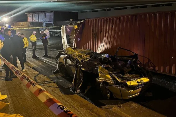 Bakırköy'de üzerine tır devrilen otomobildeki 4 kişi yaşamını yitirdi