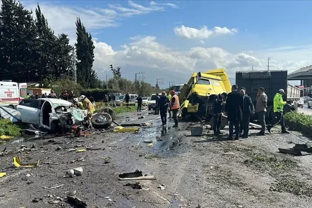 Hatay'da karşı şeride geçen tırın çarptığı otomobildeki 6 kişi öldü