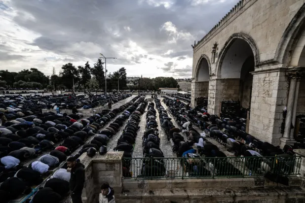İsrail'in kısıtlamalarına rağmen Mescid-i Aksa'da 60 bin Müslüman bayram namazını kıldı