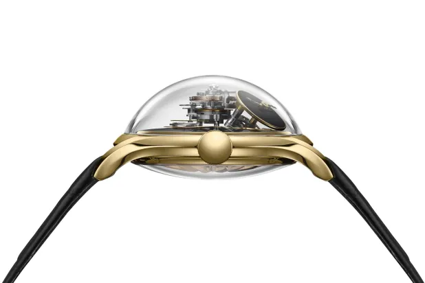 تعلو العلبة بلورة سافيرية عالية مقببة بطلاء مضاد للانعكاس على الوجهين... والجزء الخلفي من العلبة مغطى بالبلور السافيري (خاص)