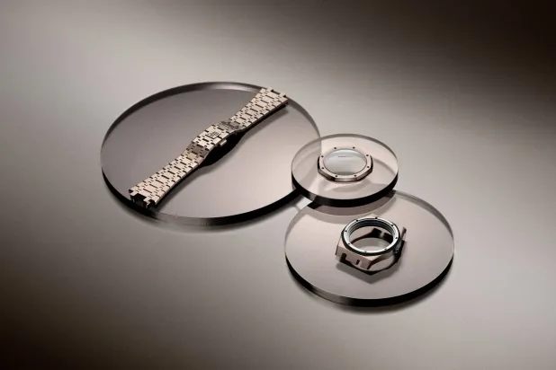 ساعة «رويال أوك أوتوماتيك فلاينغ توربيون أوبن ووركد» الجديدة ترتكز على علاقة مبينة على الذهب منذ تأسيسها (أوديمار بيغه)